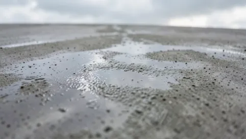 Mokre plamy na betonie architektonicznym